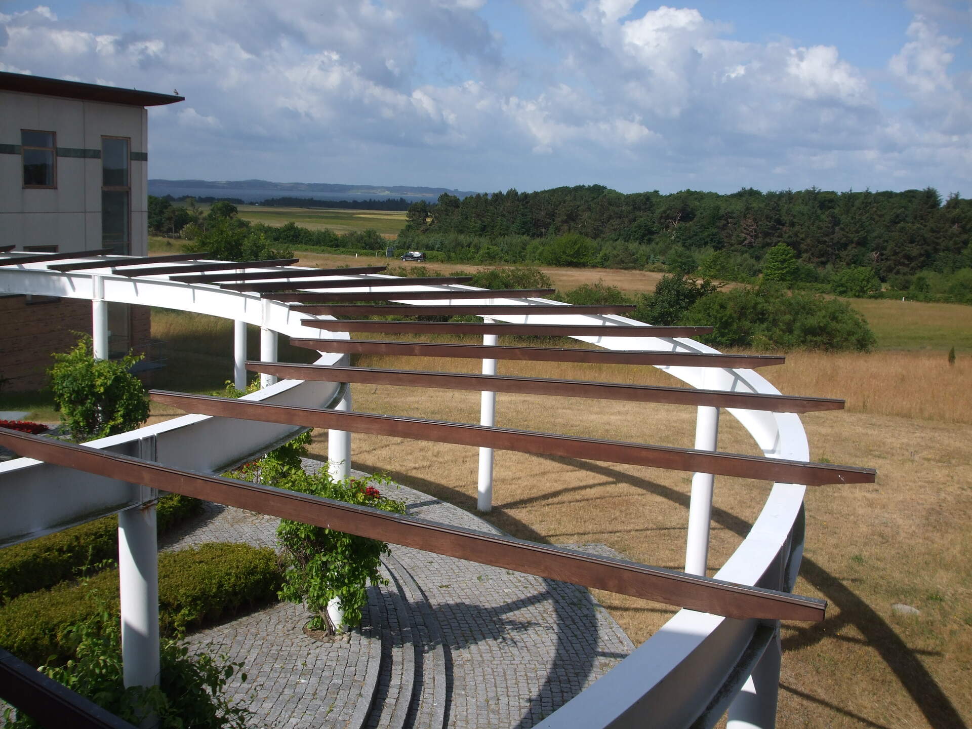 Mennesker sidder på kajak og betragter udsigten med Kalø Slotsruin i horisonten